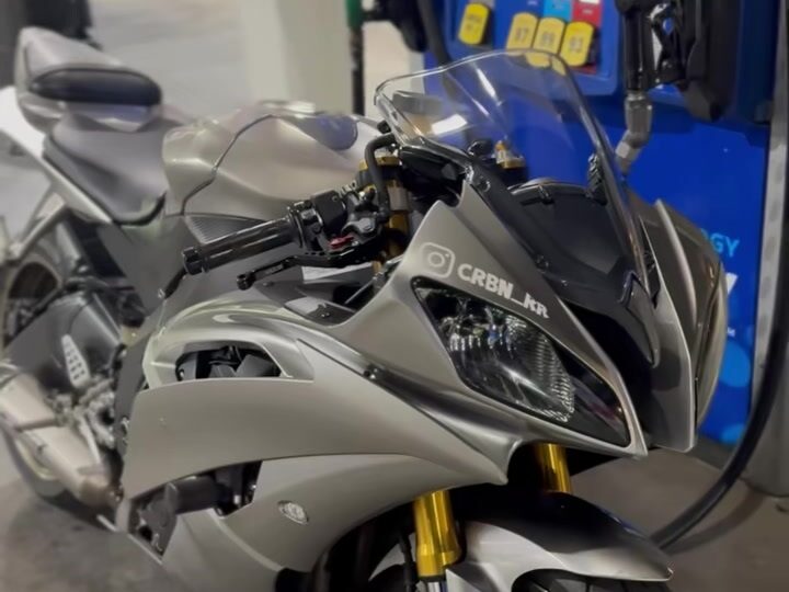 The CRBN Yamaha, front three-quarter, CRBN_RR decal on the fairing